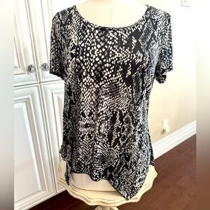 NWD Women's Size XL Black + White Snake Print Short Sleeve Top Shark Bite Hem